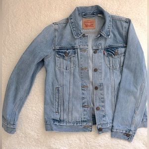 WOMEN’S LEVI’S JEAN JACKET